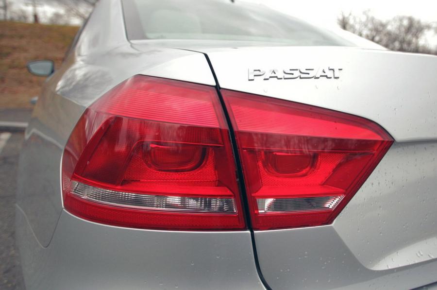  Volkswagen Passat 2.5L SEL Premium 2012 года  (фото 32 из 36)